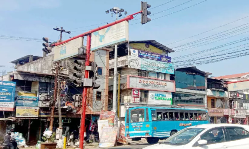 തൃപ്രയാർ ജങ്ഷനിൽ സിഗ്നൽ ലൈറ്റ് എന്ന് മിഴിതുറക്കും? തൃപ്രയാർ ജങ്ഷനിൽ സിഗ്നൽ ലൈറ്റ് എന്ന് മിഴിതുറക്കും?