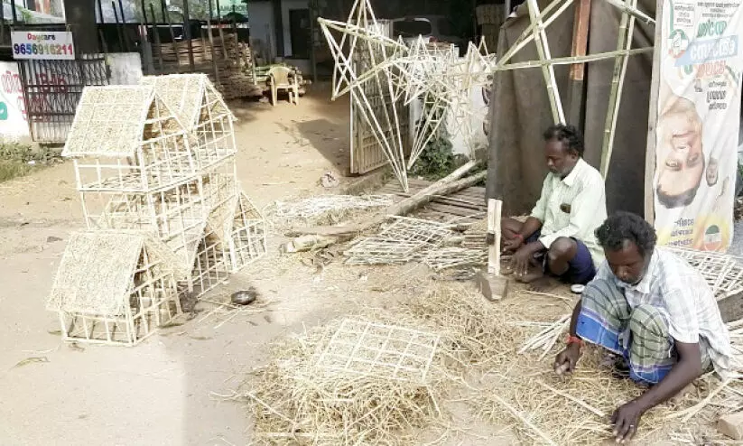 പാതയോരങ്ങളിൽ ക്രിസ്മസ് പുൽക്കൂടൊരുക്കി തമിഴ് സംഘം പാതയോരങ്ങളിൽ ക്രിസ്മസ് പുൽക്കൂടൊരുക്കി തമിഴ് സംഘം