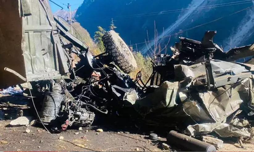 സിക്കിമിൽ ട്രക്ക് കൊക്കയിലേക്ക് മറിഞ്ഞു; 16 സൈനികർ കൊല്ലപ്പെട്ടു സിക്കിമിൽ ട്രക്ക് കൊക്കയിലേക്ക് മറിഞ്ഞു; 16 സൈനികർ കൊല്ലപ്പെട്ടു