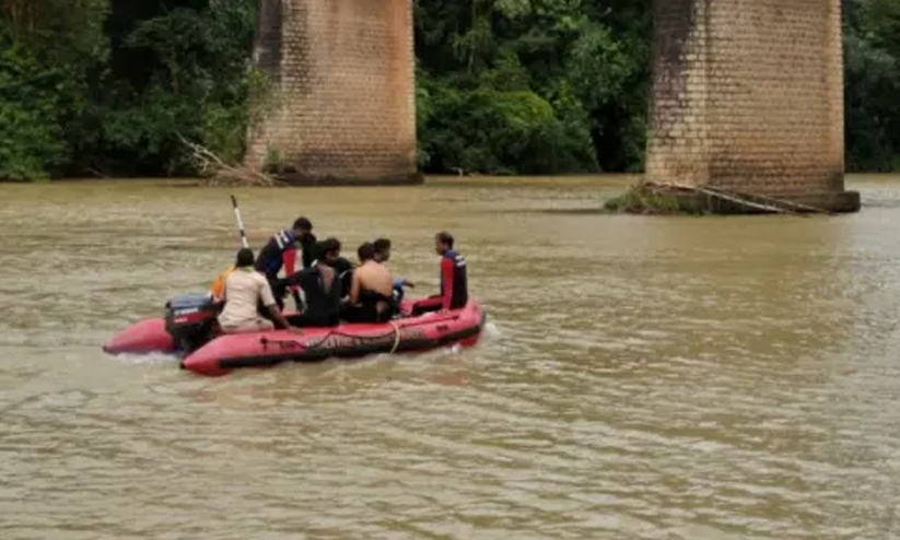 കല്ലടയാറ്റിൽ വിദ്യാർഥിനി ചാടി; തെരച്ചിൽ തുടരുന്നു കല്ലടയാറ്റിൽ വിദ്യാർഥിനി ചാടി; തെരച്ചിൽ തുടരുന്നു