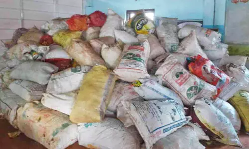 പഴയ സ്കൂൾ കെട്ടിടം; പ്ലാസ്റ്റിക് മാലിന്യ നിക്ഷേപ കേന്ദ്രമാക്കിയതായി പരാതി