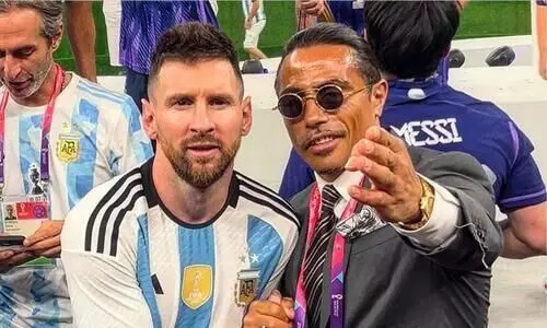 വിജയാഘോഷത്തിൽ നുഴഞ്ഞുകയറി ലോകകപ്പിൽ തൊട്ടു; സാൾട്ട് ബേക്ക് എതിരെ ഫിഫ അന്വേഷണം