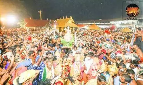 സന്നിധാനത്ത് ഭക്തിപ്രഭ ചൊരിഞ്ഞ് കര്‍പ്പൂരാഴി