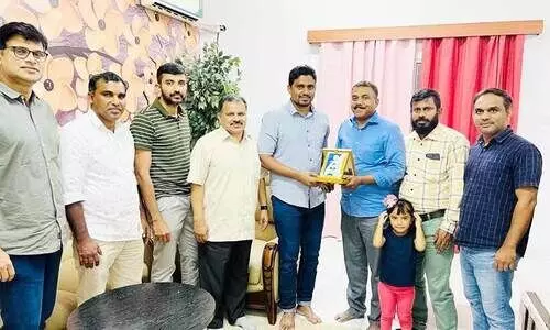 റ​ഊ​ഫ് താ​നൂ​രി​ന്  യാ​ത്ര​യ​യ​പ്പ് ന​ൽ​കി