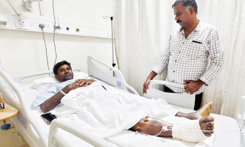 സ​ലാ​ല​യി​ൽ തെ​ങ്ങി​ൽ​നി​ന്ന് വീ​ണ്​ പ​രി​ക്കേ​റ്റ പാ​ല​ക്കാ​ട് സ്വ​ദേ​ശി ആ​ശു​പ​ത്രി​യി​ൽ