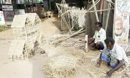 പാതയോരങ്ങളിൽ ക്രിസ്മസ്​​ പുൽക്കൂടൊരുക്കി തമിഴ്​ സംഘം