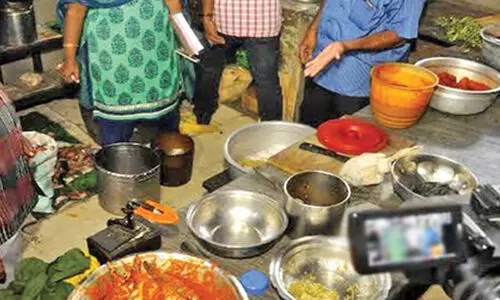 ക്രിസ്മസ്-പുതുവത്സര സീസൺ: ഭക്ഷ്യ സുരക്ഷ പരിശോധന ശക്തമാക്കി ക്രിസ്മസ്-പുതുവത്സര സീസൺ: ഭക്ഷ്യ സുരക്ഷ പരിശോധന ശക്തമാക്കി