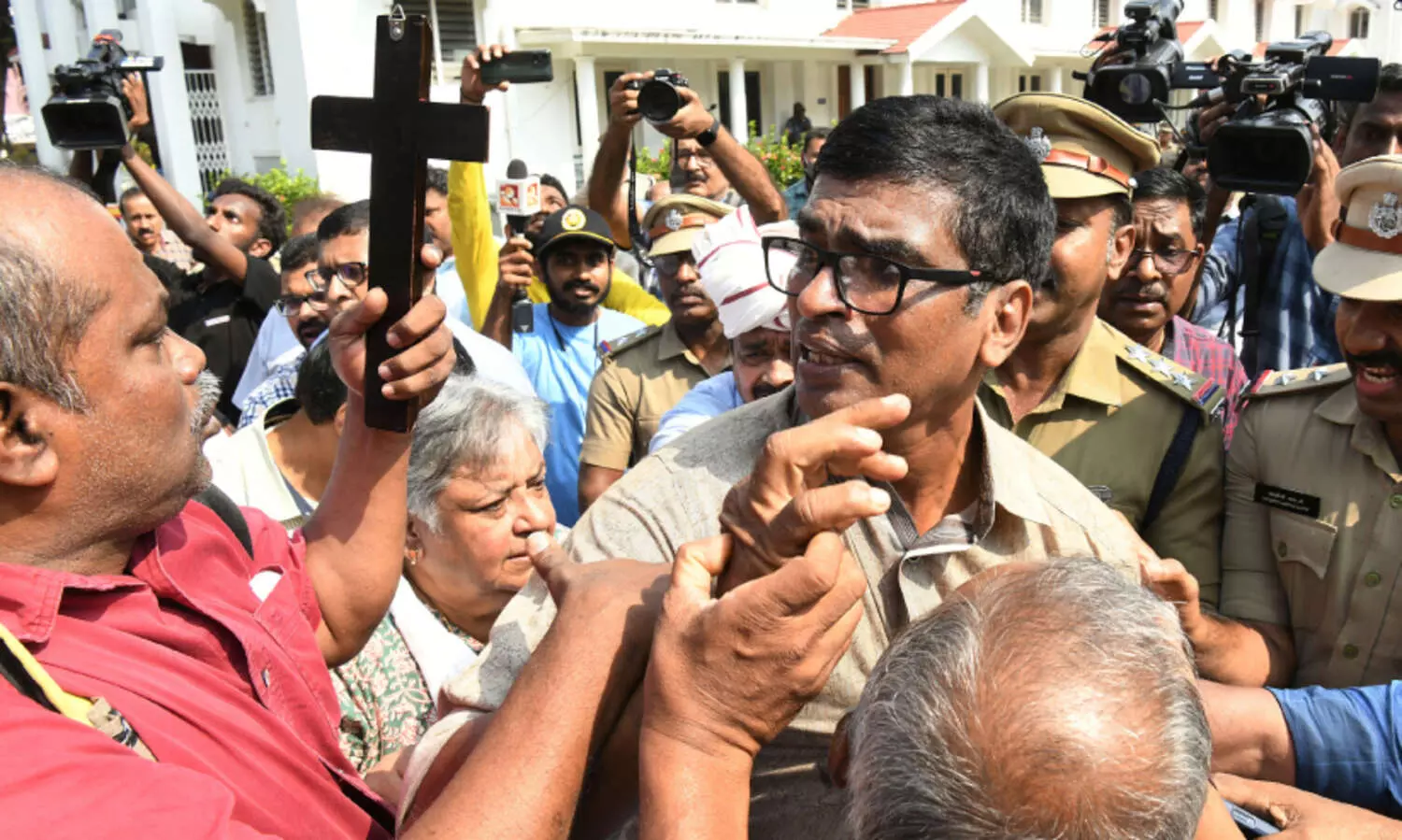 ഏ​കീ​കൃ​ത കു​ർ​ബാ​ന സംഘർഷം: സെന്‍റ്​ മേരീസ് ബസിലിക്കയിൽ പാതിര കുർബാന ഇല്ല