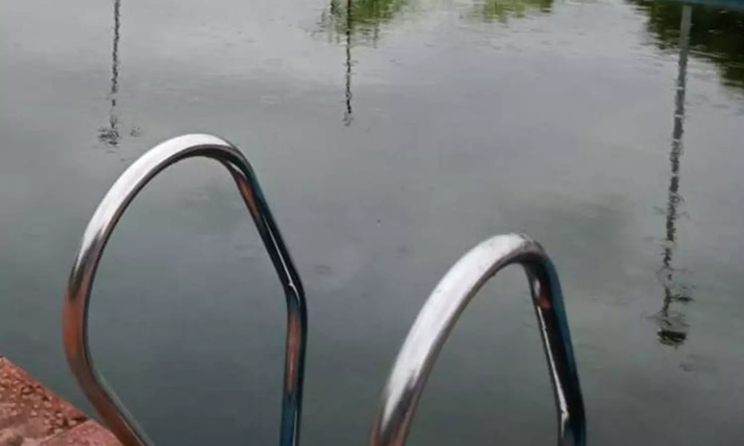 നീന്തല്‍ക്കുളത്തില്‍ അതിക്രമിച്ചുകടന്നതിന് സസ്​പെൻഷനിലായവരിൽ ഡി.എസ്.യു ചെയർമാനും