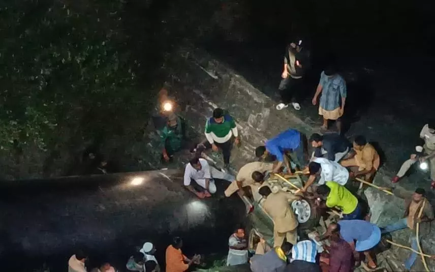 ശബരിമല തീർഥാടകർ സഞ്ചരിച്ച വാഹനം മറിഞ്ഞ് എട്ട് മരണം; രണ്ട് പേർക്ക് പരിക്ക് ശബരിമല തീർഥാടകർ സഞ്ചരിച്ച വാഹനം മറിഞ്ഞ് എട്ട് മരണം; രണ്ട് പേർക്ക് പരിക്ക്