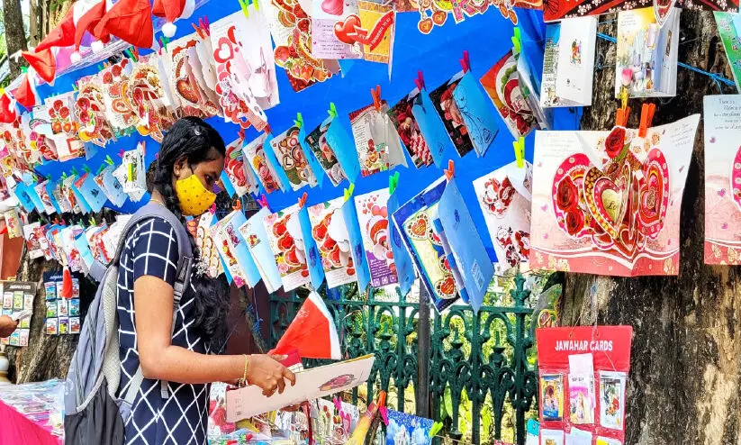 ഡിജിറ്റൽ കാലത്തും നിറംമങ്ങാതെ ക്രിസ്മസ്​ കാർഡുകൾ