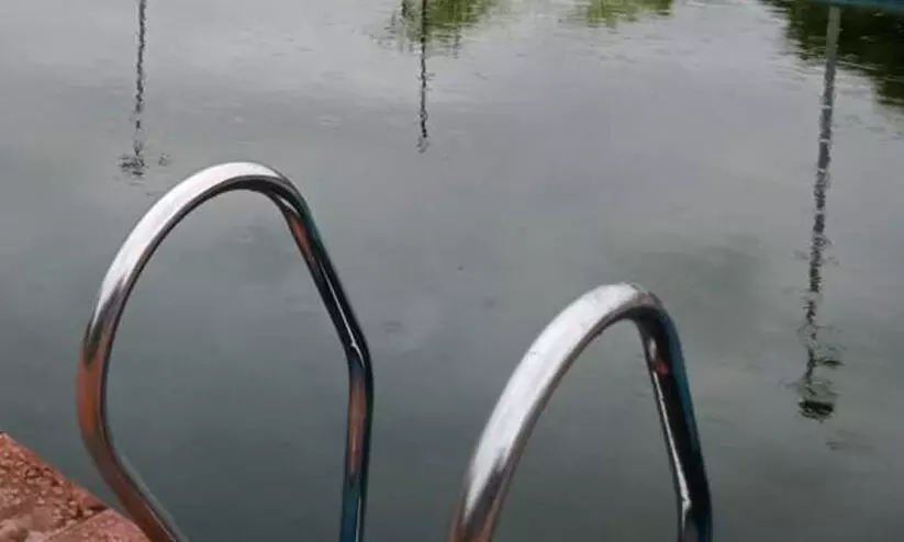 നീന്തല്ക്കുളത്തില് അതിക്രമിച്ചുകടന്നതിന് സസ്പെൻഷനിലായവരിൽ ഡി.എസ്.യു ചെയർമാനും നീന്തല്ക്കുളത്തില് അതിക്രമിച്ചുകടന്നതിന് സസ്പെൻഷനിലായവരിൽ ഡി.എസ്.യു ചെയർമാനും