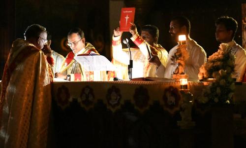 Unruly scenes inside Ernakulam-Angamaly diocese basilica over unified mass row