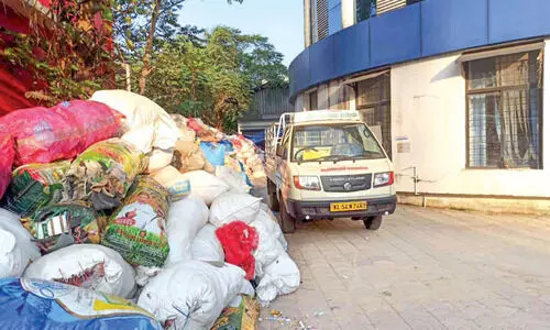 ചീഞ്ഞ് നാറുന്നു, മാലിന്യ സംസ്കരണത്തിന് മാർഗമില്ല; പൊന്നാനി നഗരസഭ കാര്യാലയ പരിസരം