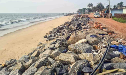 ചു​വ​പ്പു​നാ​ട​യി​ൽ കു​രു​ങ്ങി ക​ട​ൽ​ഭി​ത്തി നി​ർ​മാ​ണം; ക​ട​ലോ​ര​ത്ത് ആ​ധി​യു​ടെ തി​ര​മാ​ല