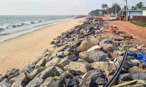 ചു​വ​പ്പു​നാ​ട​യി​ൽ കു​രു​ങ്ങി ക​ട​ൽ​ഭി​ത്തി നി​ർ​മാ​ണം; ക​ട​ലോ​ര​ത്ത് ആ​ധി​യു​ടെ തി​ര​മാ​ല