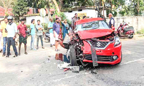 കാ​റും ലോ​റി​യും കൂ​ട്ടി​യി​ടി​ച്ച് ര​ണ്ടു​പേ​ർ​ക്ക് പ​രി​ക്ക്​