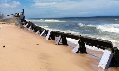 കടലാക്രമണത്തിൽ തകർന്ന ഫിഷ്​ലാൻഡിങ്​ സെന്‍റർ ഉപേക്ഷിച്ചനിലയിൽ