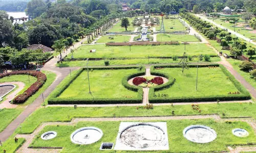 ക്രി​സ്മ​സ്-​പു​തു​വ​ത്സ​രാ​ഘോ​ഷം; അ​ണി​ഞ്ഞൊ​രു​ങ്ങി വി​നോ​ദ​സ​ഞ്ചാ​ര കേ​ന്ദ്ര​ങ്ങ​ൾ