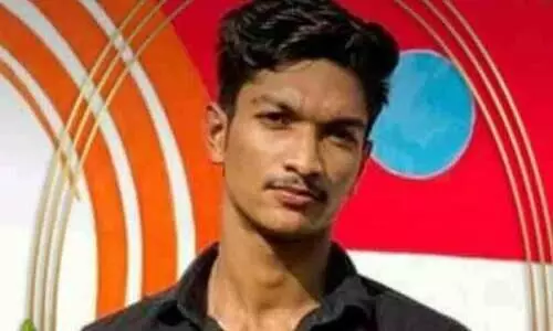 ക്രിസ്മസ് ആഘോഷത്തിന് പോകവെ ബൈക്ക് മറിഞ്ഞ് യുവാവ് മരിച്ചു ക്രിസ്മസ് ആഘോഷത്തിന് പോകവെ ബൈക്ക് മറിഞ്ഞ് യുവാവ് മരിച്ചു