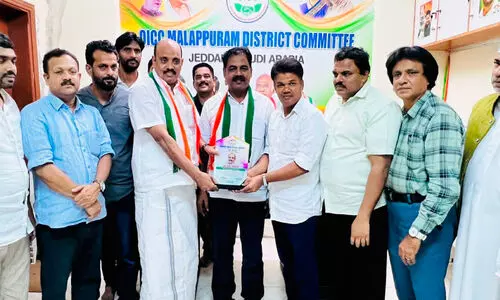 എ.​കെ.​എ ന​സീ​റി​ന് ഒ.​ഐ.​സി​സി ജി​ദ്ദ ക​ണ്ണ​മം​ഗ​ല​ത്തി​ന്റെ ഉ​പ​ഹാ​രം അ​ക്ബ​ർ വാ​ള​ക്കു​ട ന​ൽ​കു​ന്നു