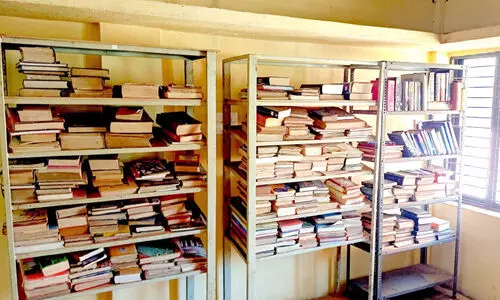 പൊടി മാറണം ഈ ലൈബ്രറിക്ക് പൊടി മാറണം ഈ ലൈബ്രറിക്ക്