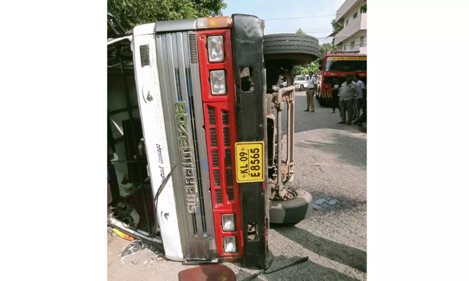 ബാലെ സംഘം സഞ്ചരിച്ച മിനി ബസ് അക്വഡക്റ്റിൽ തട്ടി മറിഞ്ഞു