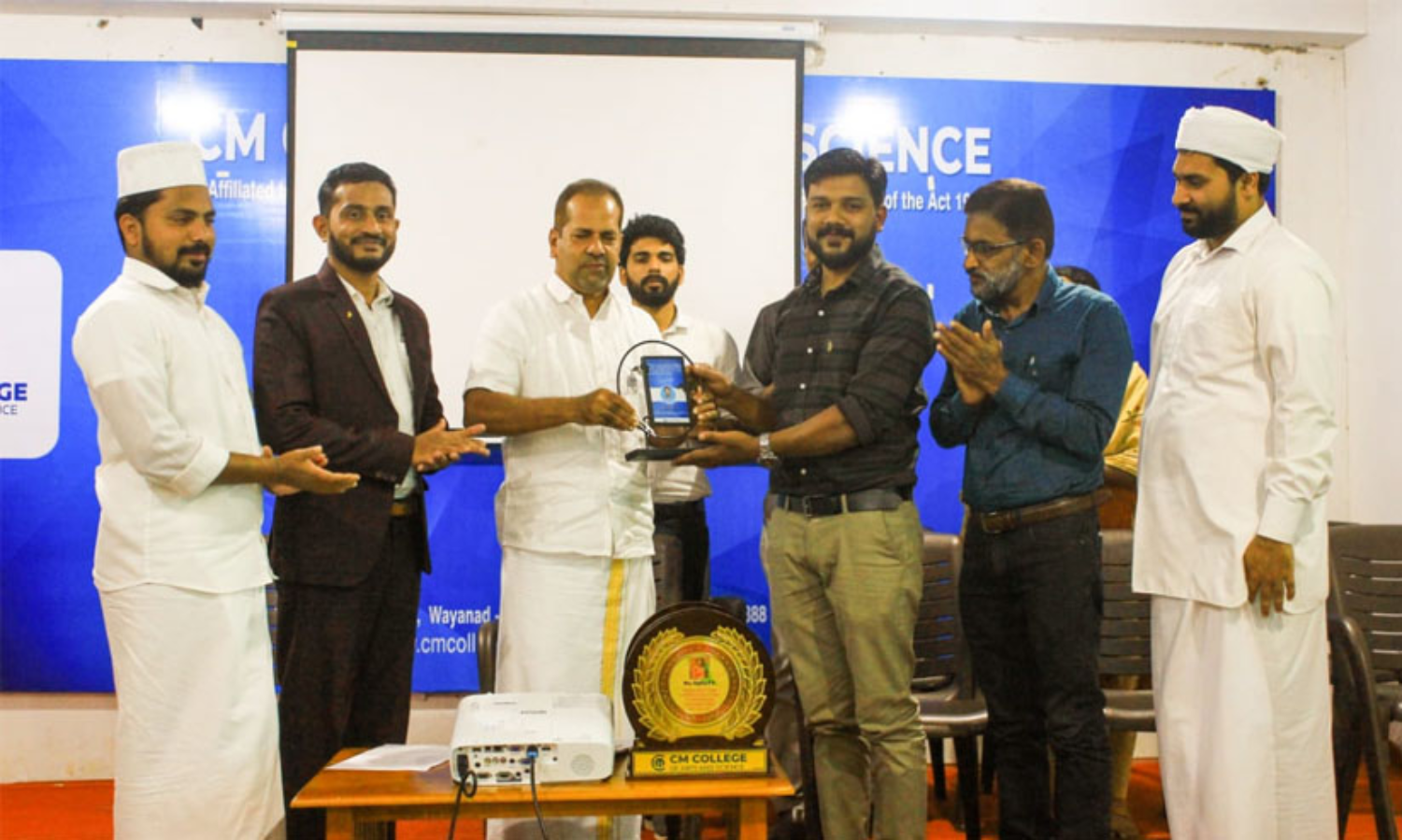 സി.എം കോളജിൽ  യാത്രയയപ്പും അനുമോദന ചടങ്ങും നടത്തി