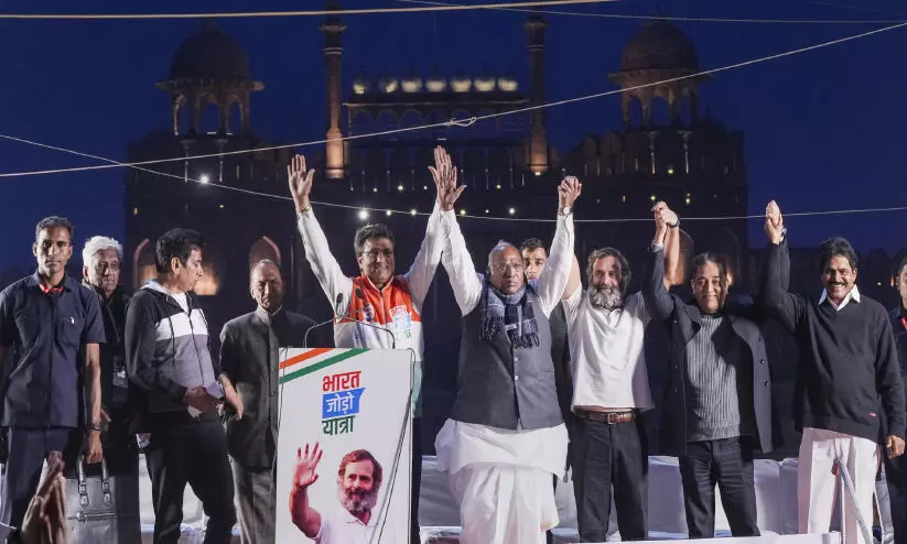 തണുപ്പ്​ വകഞ്ഞുമാറ്റി രാഹുൽ; കൈകോർത്ത്​ കമൽ