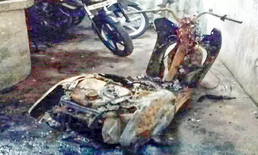 യൂസ്ഡ് ബൈക്ക് ഷോറൂമിൽ തീപിടിത്തം; 12 വാഹനങ്ങൾ കത്തിനശിച്ചു യൂസ്ഡ് ബൈക്ക് ഷോറൂമിൽ തീപിടിത്തം; 12 വാഹനങ്ങൾ കത്തിനശിച്ചു