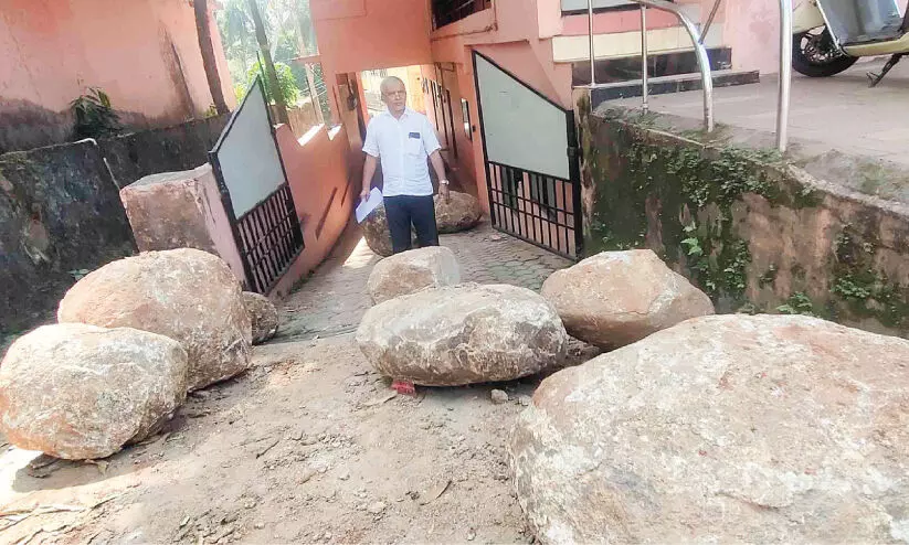 വീട്ടുവഴിയിൽ പാറക്കല്ലുകൾ തള്ളി; ക്വട്ടേഷന് സംഘത്തിന്റെ വധശ്രമമെന്ന് പരാതി വീട്ടുവഴിയിൽ പാറക്കല്ലുകൾ തള്ളി; ക്വട്ടേഷന് സംഘത്തിന്റെ വധശ്രമമെന്ന് പരാതി