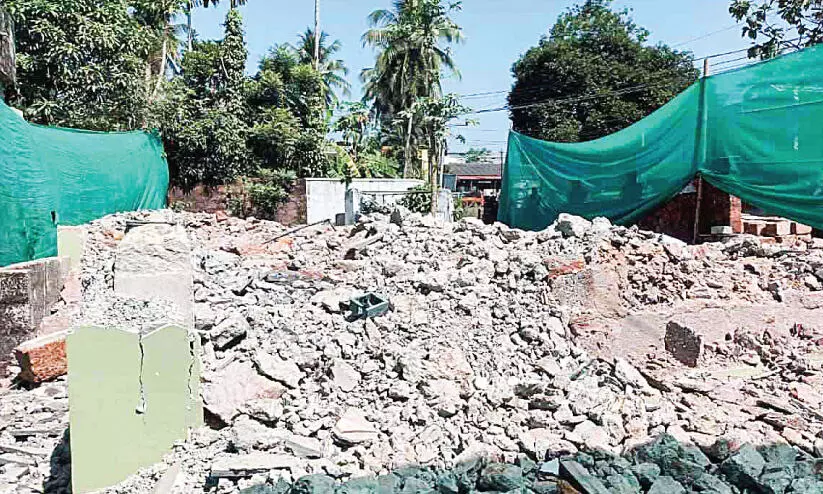 വേങ്ങരയിൽ ല​ക്ഷം​വീ​ട് പൊ​ളി​ച്ചു​മാ​റ്റി; ല​ക്ഷ്യം വാ​ണി​ജ്യ കെ​ട്ടി​ടം