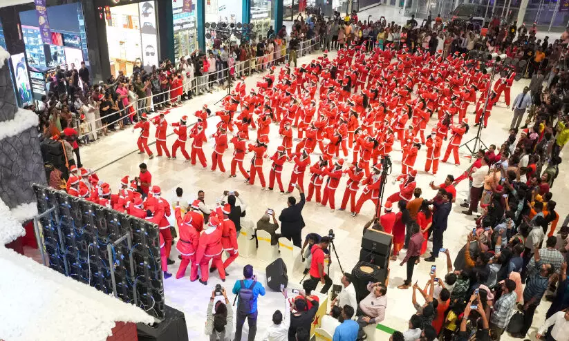 ഏഷ്യ ബുക്ക് ഓഫ് റെക്കോഡ്​സിൽ ഇടം പിടിച്ച് ലുലു മാളിലെ ക്രിസ്മസ് പാപ്പമാര്‍