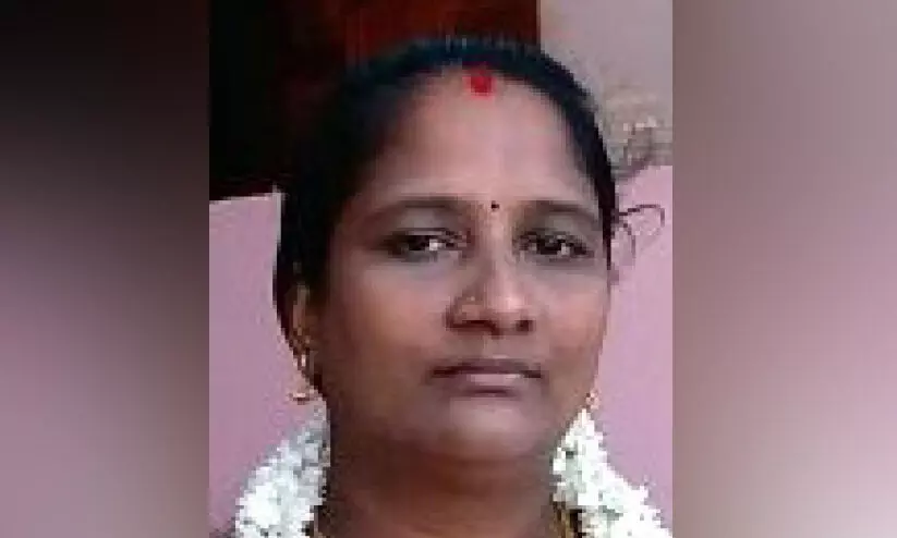 സാമ്പത്തിക തട്ടിപ്പിനിരയായ വീട്ടമ്മ ജീവനൊടുക്കിയ സംഭവം: യുവതി പിടിയില് സാമ്പത്തിക തട്ടിപ്പിനിരയായ വീട്ടമ്മ ജീവനൊടുക്കിയ സംഭവം: യുവതി പിടിയില്