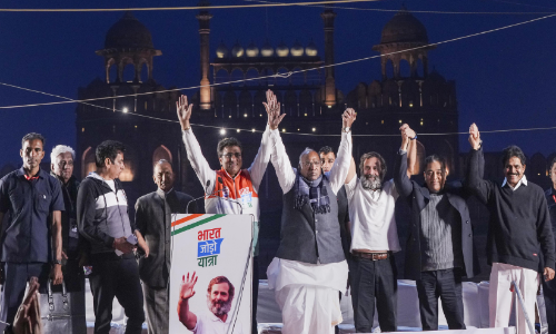 തണുപ്പ്​ വകഞ്ഞുമാറ്റി രാഹുൽ; കൈകോർത്ത്​ കമൽ