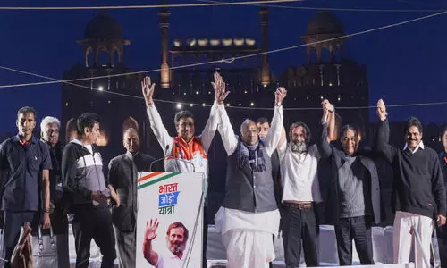 തണുപ്പ്​ വകഞ്ഞുമാറ്റി രാഹുൽ; കൈകോർത്ത്​ കമൽ