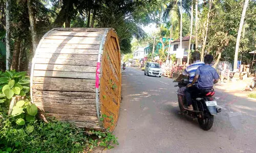 അപകടം വിതച്ച് പുൽപറമ്പിൽ കെ.എസ്.ഇ.ബി കേബ്ൾ