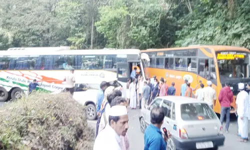 താമരശ്ശേരി ചുരത്തിൽ കെ.എസ്.ആര്‍.ടി.സി കുടുങ്ങി; മണിക്കൂറുകൾ ഗതാഗതം സ്തംഭിച്ചു