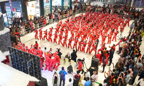 ഏഷ്യ ബുക്ക് ഓഫ് റെക്കോഡ്​സിൽ ഇടം പിടിച്ച് ലുലു മാളിലെ ക്രിസ്മസ് പാപ്പമാര്‍