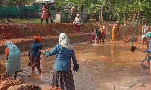 ഗ്രാവലിൽ കുളംകുത്തി കരുത്ത് തെളിയിച്ച് വനിതകൾ ഗ്രാവലിൽ കുളംകുത്തി കരുത്ത് തെളിയിച്ച് വനിതകൾ