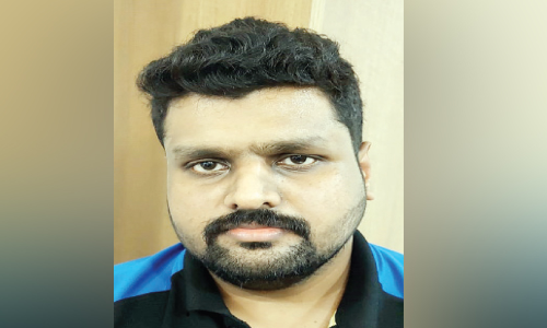 ജ്വ​ല്ല​റി​ക​ളെ ക​ബ​ളി​പ്പി​ച്ച് സ്വ​ർ​ണ​നാ​ണ​യ​ങ്ങ​ൾ ത​ട്ടി​യ വി​രു​ത​ൻ പി​ടി​യി​ൽ