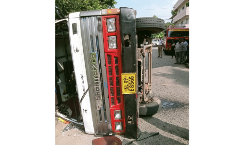 ബാലെ സംഘം സഞ്ചരിച്ച മിനി ബസ് അക്വഡക്റ്റിൽ തട്ടി മറിഞ്ഞു