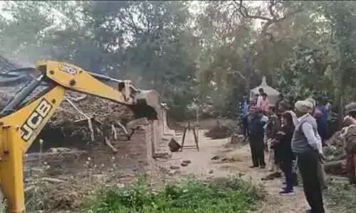 വിവാഹാഭ്യർഥന നിരസിച്ച യുവതിയെ നടുറോഡിൽ മർദിച്ച യുവാവിന്റെ വീട് ഇടിച്ചു നിരത്തി -Video