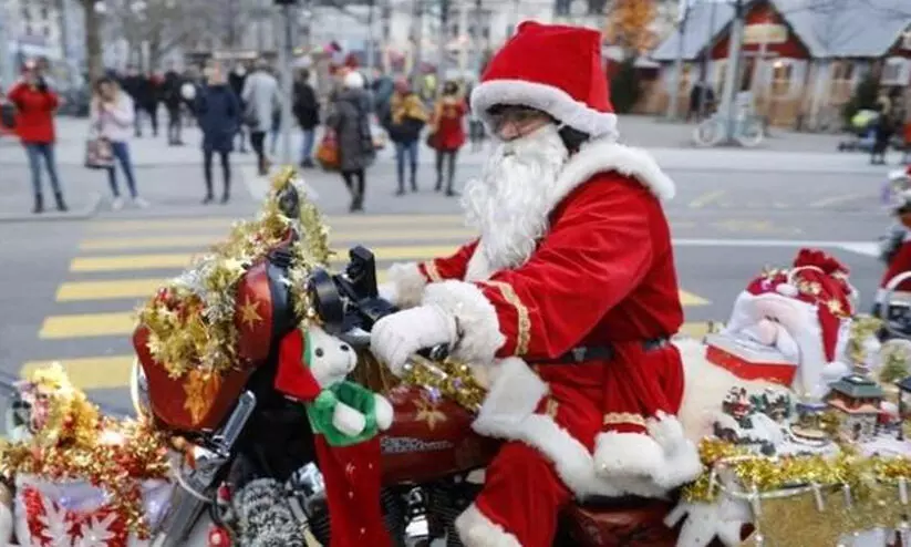 ഗുജറാത്തിൽ സാന്താക്ലോസിന്റെ വേഷം ധരിച്ചതിന് യുവാവിനെ ഹിന്ദുത്വ ആൾക്കൂട്ടം മർദ്ദിച്ചു ഗുജറാത്തിൽ സാന്താക്ലോസിന്റെ വേഷം ധരിച്ചതിന് യുവാവിനെ ഹിന്ദുത്വ ആൾക്കൂട്ടം മർദ്ദിച്ചു