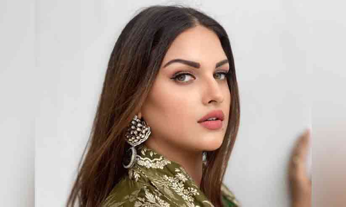 ഷൂട്ടിങ്ങിനിടെ മൂക്കിൽനിന്ന് രക്തസ്രാവം; നടി ഹിമാൻഷി ഖുറാന റുമാനിയയിൽ ആശു​പത്രിയിൽ