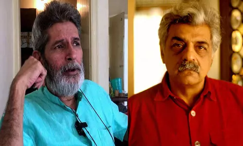 കെ.പി. ശശി താരിഖ് അലിയുമായി സംസാരിക്കുന്നു