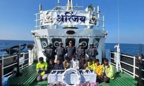 300 കോ​ടി രൂ​പ വി​ല​മ​തി​ക്കു​ന്ന ആ​യു​ധ​ങ്ങ​ളും മ​യ​ക്കു​മ​രു​ന്നു​മാ​യി പാ​കി​സ്താ​ൻ ബോ​ട്ട് പി​ടി​യിൽ