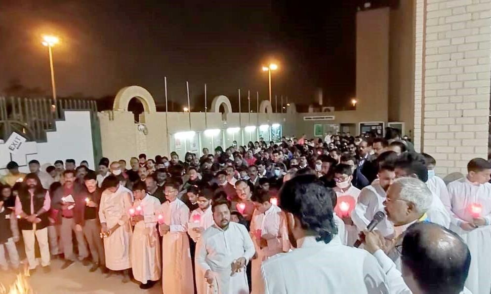 ന ക്ഷ ത്ര ങ്ങ ൾ ക ൺ തു റ ന്നു; സ്നേ ഹ ദൂ തു മാ യി ക്രി സ്മ സ്