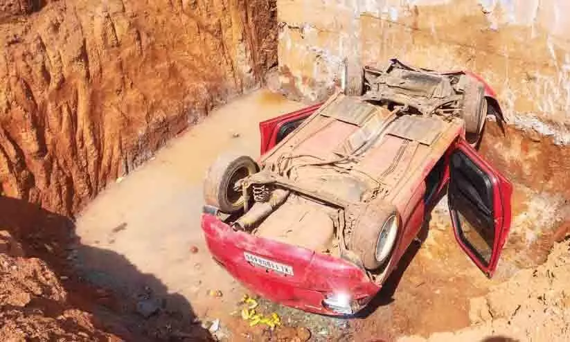 ദേശീയപാത വികസനത്തിന്റെ ഭാഗമായി നിർമിച്ച കുഴിയിലേക്ക് കാർ മറിഞ്ഞു