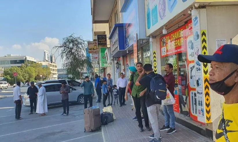 യു.എ.ഇ വിസ മാറാൻ ഒമാനിലേക്ക് നെട്ടോട്ടം; അതിർത്തിയിൽ തിരക്ക് യു.എ.ഇ വിസ മാറാൻ ഒമാനിലേക്ക് നെട്ടോട്ടം; അതിർത്തിയിൽ തിരക്ക്